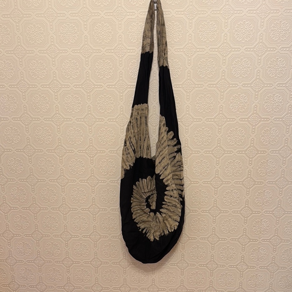 SOLD Stylish Black and Cream Women's Bag - Picture 3 of 7